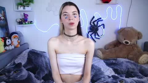Snapshot of emmie_everly chatting on July 14, 2026, 12:44 pm emmie_everly online show from July 14, 2026, 12:44 pm