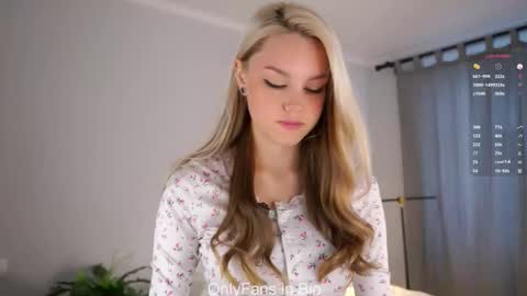 Snapshot of emmiemurray chatting on December 16, 2025, 6:07 am Aurora online show from December 16, 2025, 6:07 am