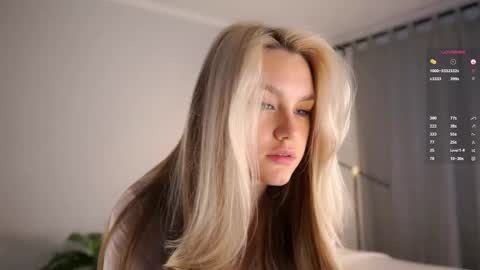 Snapshot of emmiemurray chatting on December 23, 2025, 10:35 am Aurora online show from December 23, 2025, 10:35 am