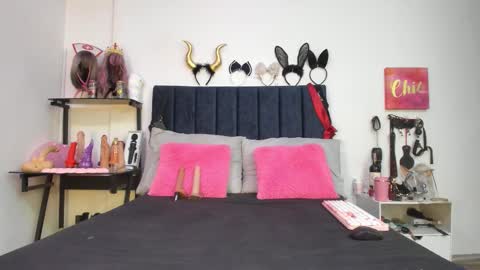          online show from February 4, 2026, 12:33 pm