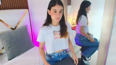 Snapshot of emy_ferrer_ chatting on April 21, 2026, 3:13 am EMY FERRER online show from April 21, 2026, 3:13 am