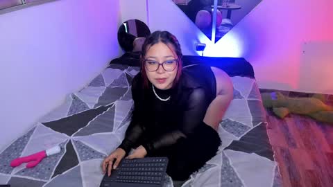 Snapshot of emy_xdy chatting on December 4, 2024, 2:31 am Im Emily would you like to help me reach 100  online show from December 4, 2024, 2:31 am