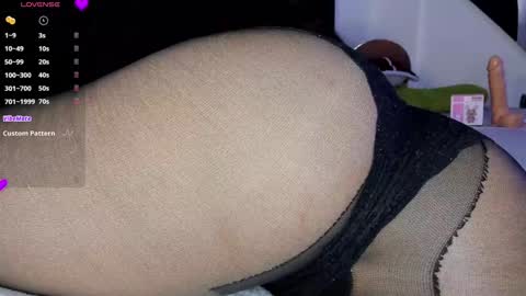 Snapshot of emy_xdy chatting on January 8, 2025, 6:20 am Im Emily would you like to help me reach 100  online show from January 8, 2025, 6:20 am