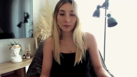 emyconneer online show from December 6, 2024, 3:22 pm