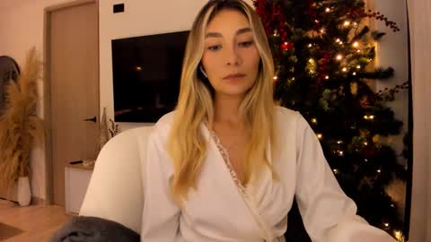 emyconneer online show from December 11, 2024, 1:58 am