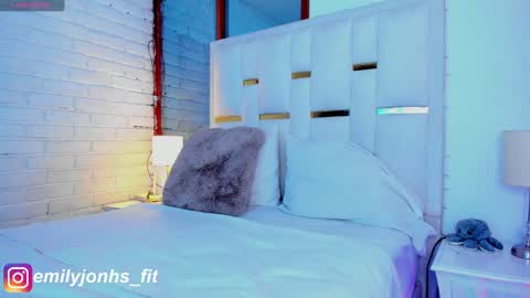 EMYLY  online show from February 21, 2025, 9:32 pm