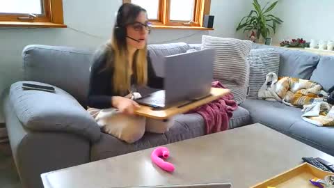 emyxxl online show from December 15, 2025, 1:48 pm