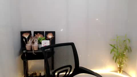 Snapshot of enchantress_mia03 chatting on June 1, 2026, 6:15 am enchantress_mia03 online show from June 1, 2026, 6:15 am