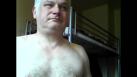 Snapshot of englishguysurrey chatting on May 28, 2026, 7:27 am englishguysurrey online show from May 28, 2026, 7:27 am