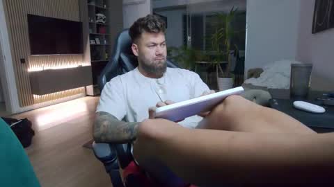 Erik online show from March 1, 2025, 10:42 pm