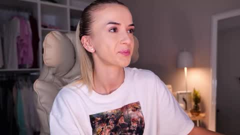 entya online show from October 14, 2025, 4:02 am