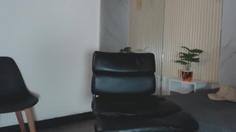 enzo_steel online show from September 12, 2025, 2:22 am