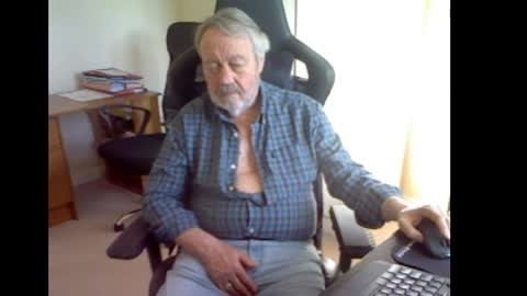 erasmus_d online show from April 11, 2026, 5:06 pm