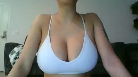 Snapshot of erin2025 chatting on December 1, 2025, 1:32 am erin2025 online show from December 1, 2025, 1:32 am