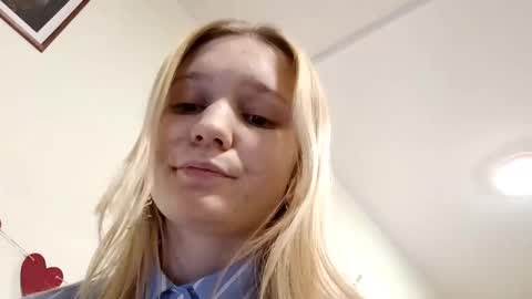 Amelie online show from December 1, 2025, 1:27 pm