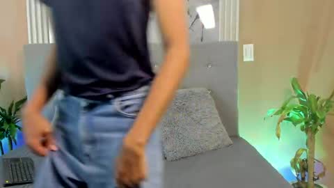 Eros Lux1 online show from April 18, 2026, 12:09 pm