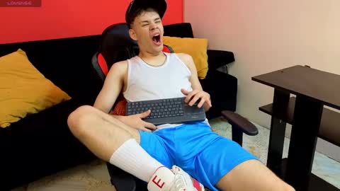 Snapshot of eros_steel chatting on June 7, 2026, 3:54 am Eros online show from June 7, 2026, 3:54 am