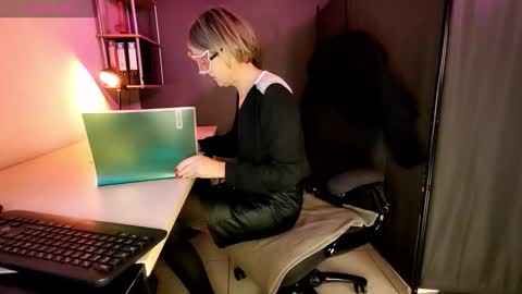 Snapshot of eroticaeva chatting on November 22, 2025, 10:36 am Eva online show from November 22, 2025, 10:36 am