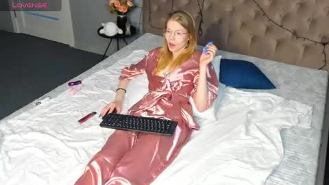 Esme Runn online show from January 6, 2025, 10:24 am