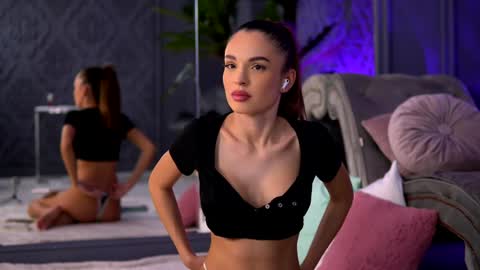 Snapshot of esmeainsley chatting on December 4, 2024, 10:30 pm Raluca  online show from December 4, 2024, 10:30 pm