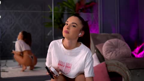 Snapshot of esmeainsley chatting on December 5, 2024, 2:53 am Raluca  online show from December 5, 2024, 2:53 am