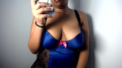 Snapshot of esmeray_ chatting on May 23, 2026, 8:51 am Esme online show from May 23, 2026, 8:51 am