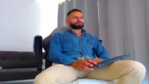 Snapshot of esteban7984068 chatting on November 14, 2025, 4:17 pm esteban online show from November 14, 2025, 4:17 pm