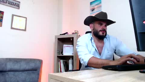 Esteban Fernandez online show from May 4, 2026, 4:52 am