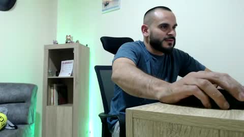 Esteban Fernandez online show from July 7, 2026, 4:04 am