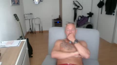 Snapshot of estevano chatting on June 17, 2026, 11:45 am estevano online show from June 17, 2026, 11:45 am