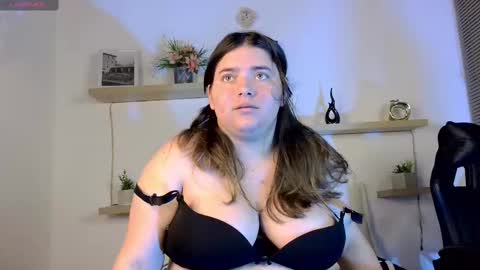 Snapshot of estrella_gold chatting on November 18, 2025, 2:50 am Estrella online show from November 18, 2025, 2:50 am