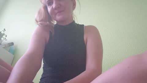 Snapshot of estrellawalters chatting on January 1, 2025, 10:32 am estrellawalters online show from January 1, 2025, 10:32 am