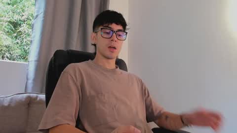 etham_wolf1 online show from April 13, 2026, 5:40 pm