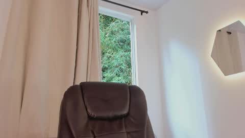 etham_wolf1 online show from April 15, 2026, 7:58 pm
