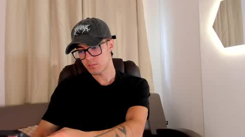 etham_wolf1 online show from April 17, 2026, 7:17 pm