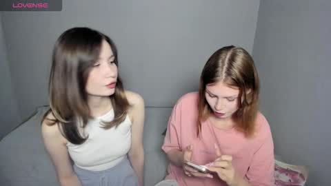 Veronica Tiia Lilith left to right online show from September 29, 2025, 11:20 pm