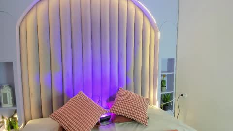 EVA DAEMON  online show from December 4, 2025, 11:41 am