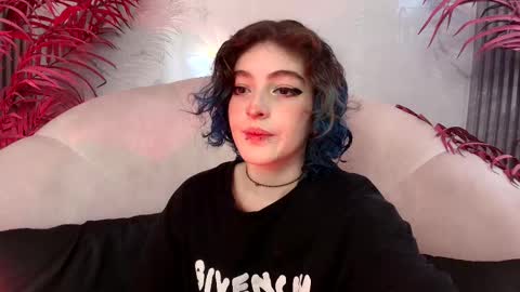 E V A online show from October 27, 2025, 7:51 pm