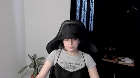 eva_monn online show from December 29, 2024, 4:40 pm