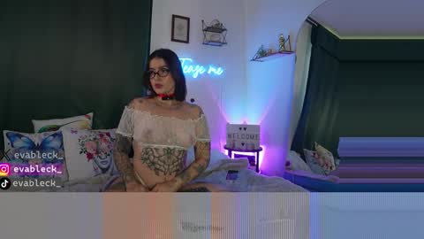 Snapshot of evableck__ chatting on September 24, 2025, 6:55 pm Eva Bleck online show from September 24, 2025, 6:55 pm
