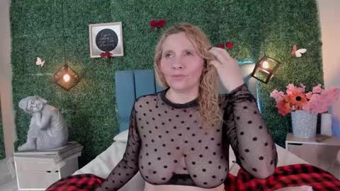 Snapshot of evangelyne_rose chatting on March 4, 2026, 7:53 pm Evangelyne online show from March 4, 2026, 7:53 pm