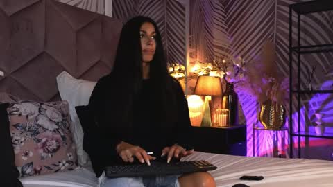 EvaRhea online show from April 4, 2026, 2:54 am