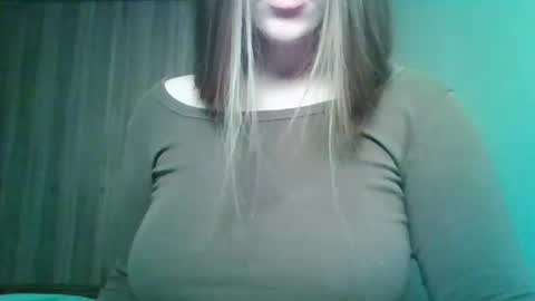 Snapshot of evasapples2026 chatting on May 4, 2026, 8:27 pm evasapples2026 online show from May 4, 2026, 8:27 pm