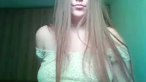 Snapshot of evasapples2026 chatting on May 5, 2026, 11:02 pm evasapples2026 online show from May 5, 2026, 11:02 pm