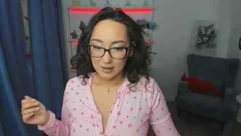 evasarazardje online show from February 4, 2026, 12:11 pm