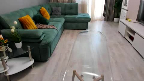 eveeevian online show from September 21, 2025, 9:44 am