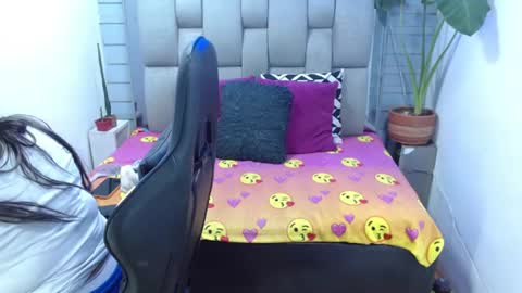 evelin zaens online show from July 14, 2026, 4:06 am