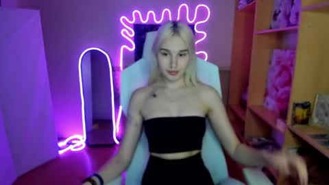 Evelina online show from May 3, 2026, 1:55 am