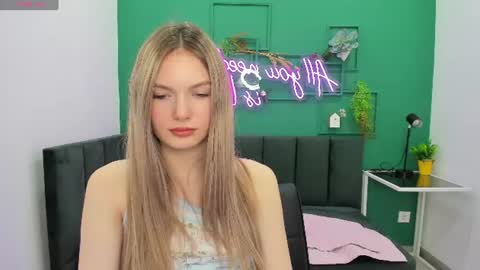 Snapshot of evelineamore chatting on June 19, 2026, 9:02 am Eveline online show from June 19, 2026, 9:02 am