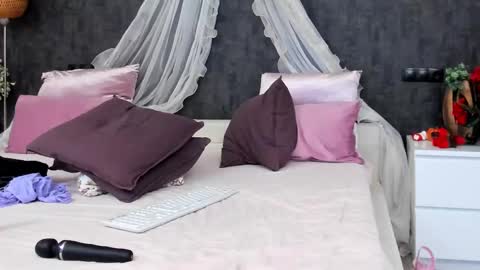 evellynereys online show from February 28, 2025, 7:58 am